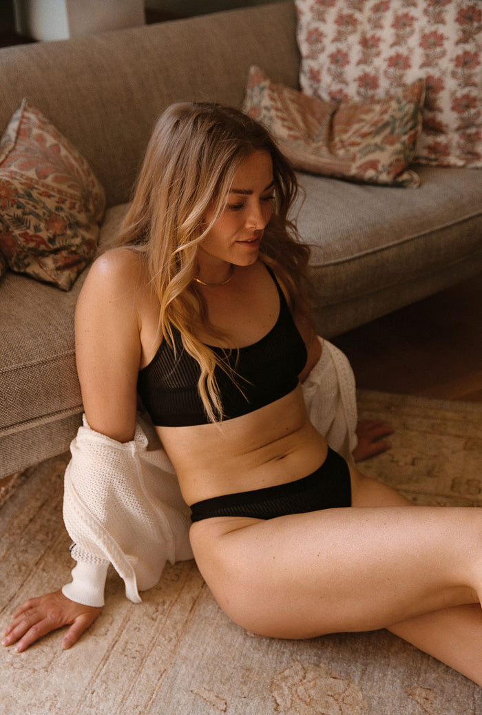 geraldine kemper in zwarte bralette top en broekje