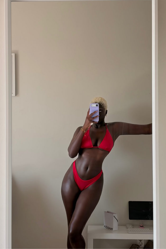 spiegelfoto vrouw in rode bikini