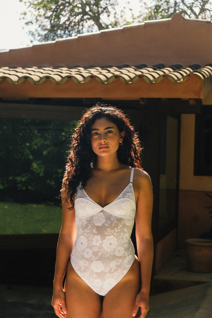 model met donker haar in wit kanten lingerie bodysuit van Pavo