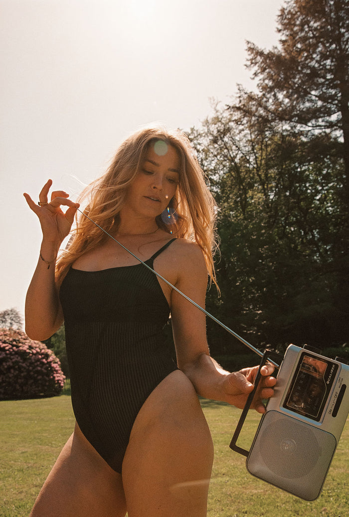 geraldine kemper met radio in handen in zwart bodysuit