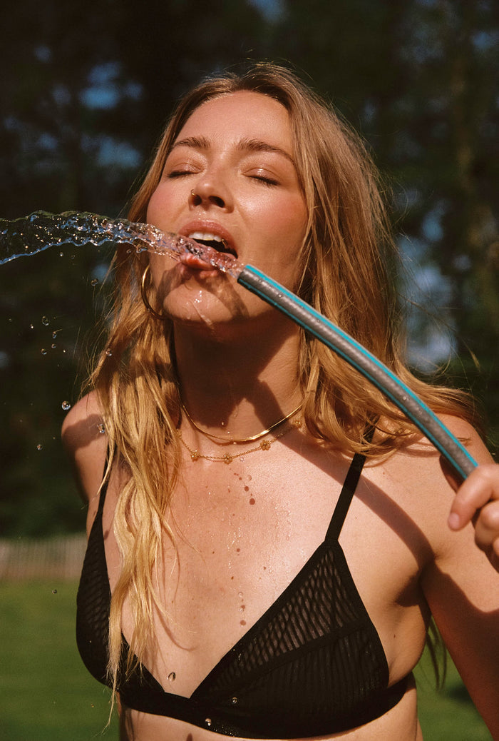 drinkende geraldine kemper in triangel bralette top