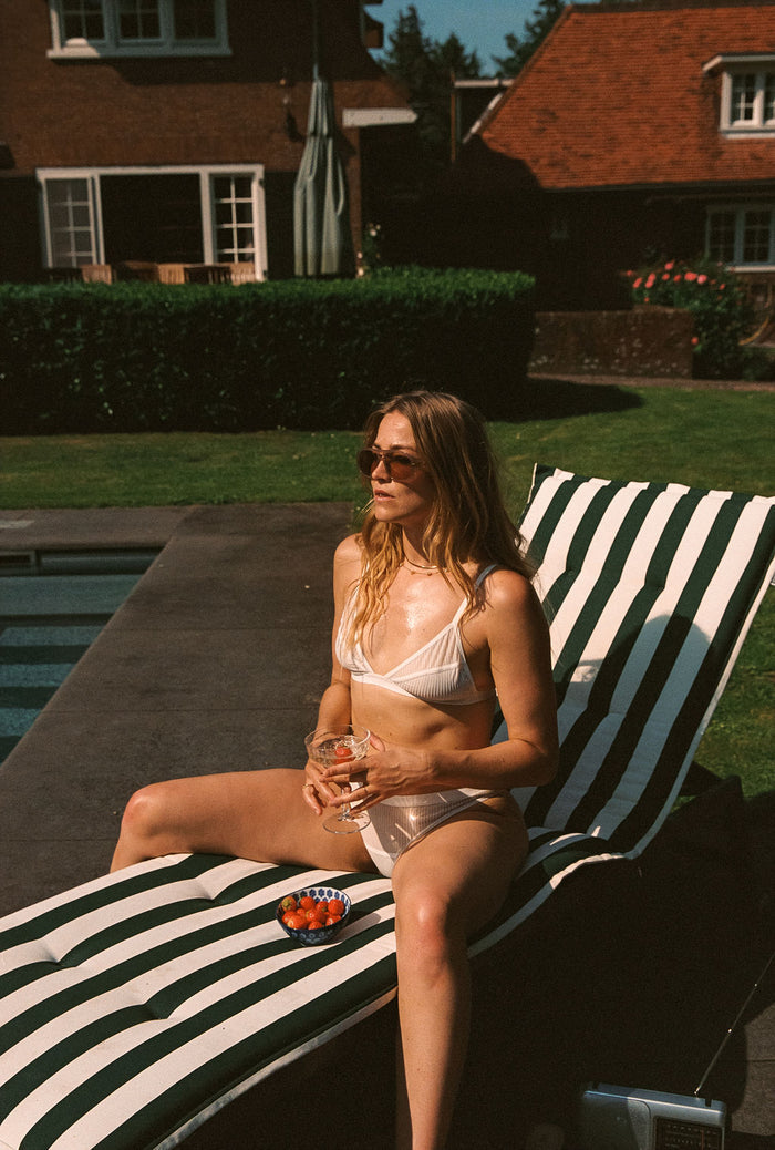 geraldine kemper in witte lingerie bij zwembad met fruit
