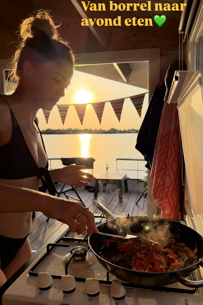 geraldine kemper in bikini van pavo couture aan het koken op varende woonboot