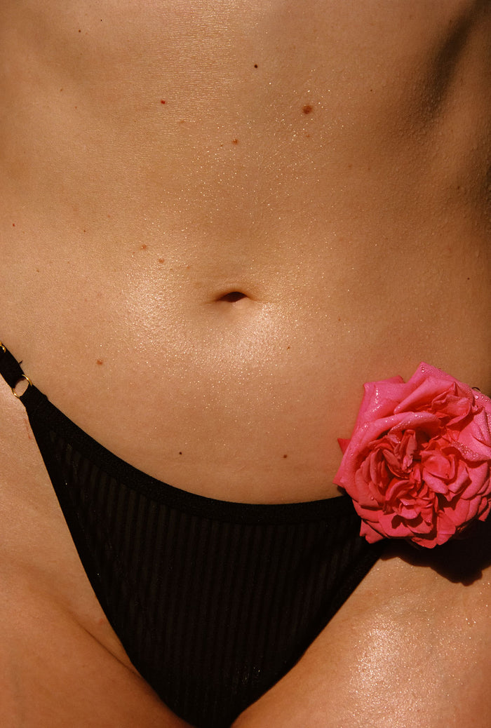 zwarte string met roze bloem