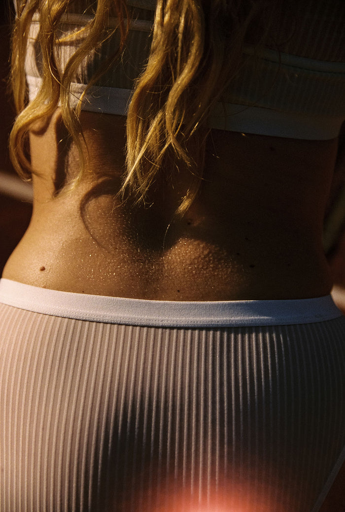 sport foto lingerie met druppels op rug en blond haar