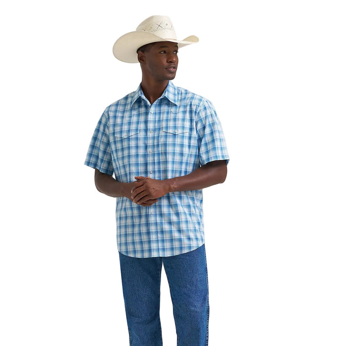 Wrangler wrinkle resist short-sleeve shirt in seaside blue, alternate product view